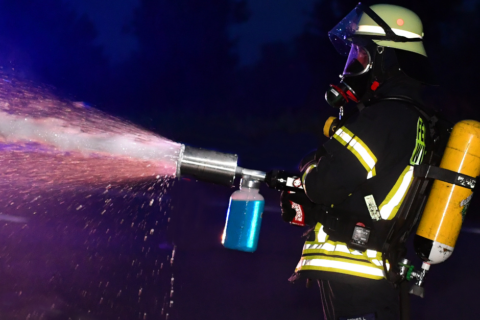 Am Sonntagmorgen, 07.06.2026, gegen 06:00 Uhr, wurde auf einem Gartengrundstück am Schmalweg in Mainz-Kastel eine Gartenhütte durch ein Feuer vollständig zerstört. Feuerwehr und Polizei waren wegen eines Feuers alarmiert worden. Bei Eintreffen der Einsatzkräfte stand die Hütte in der Nähe des Kuhtränkwegs bereits in Vollbrand, das Feuer drohte auf ein angrenzendes Grundstück überzugreifen.