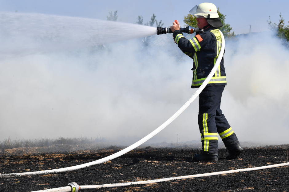 Auf einem Erdbeerfeld zwischen Hofheim-Wallau und Hofheim-Langenhain ist am Samstagmorgen ein Holzstapel in Brand geraten. Der Schaden an Sonnenschutz und Erdbeerpflanzen blieb zwar begrenzt, dennoch ermittelt die Polizei wegen Brandstiftung und bittet um Hinweise.
