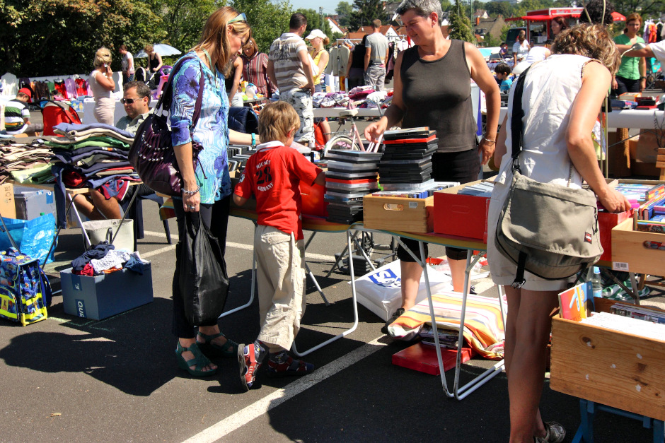 Der Flohmarkt „Am Parkfeld" in Wiesbaden-Biebrich lädt jeden dritten Samstag von März bis Oktober zum Stöbern und Schnäppchenjagen. Nächster Termin: Samstag, 20. Juni, von 7 bis 14 Uhr seitlich von Schloss Biebrich.