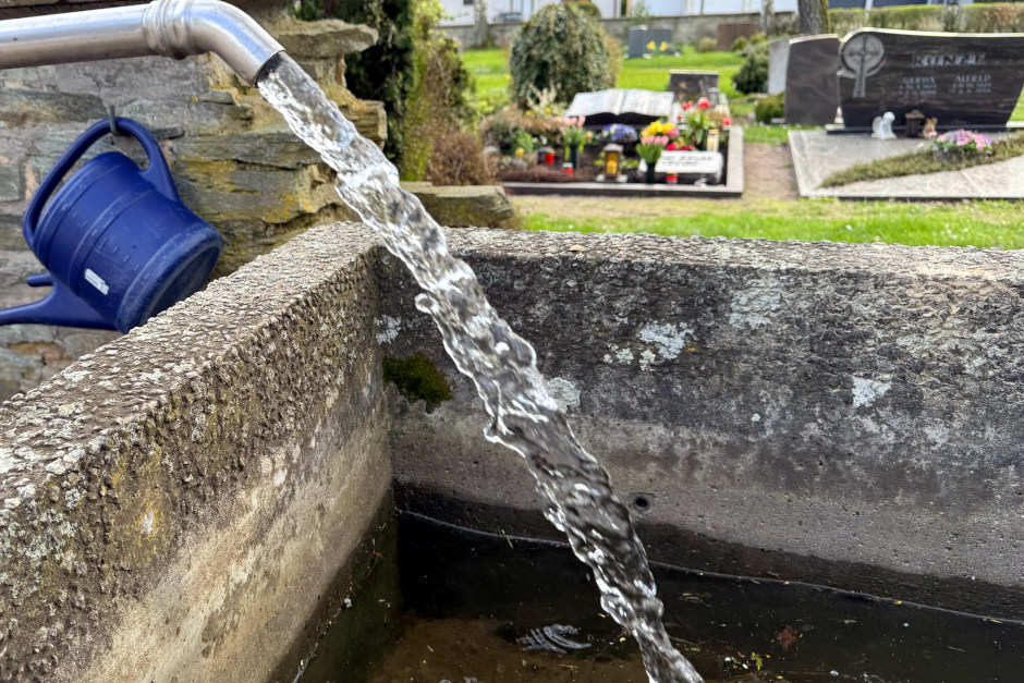 Nach mehreren Wasserrohrbrüchen ist die Wasserversorgung auf dem Nordfriedhof, dem angrenzenden jüdischen Friedhof und dem Friedhof in Wiesbaden-Delkenheim wieder vollständig hergestellt. Auf dem Friedhof in Schierstein bleibt die Wasserversorgung vorerst dagegen eingestellt, bis eine Fachfirma den Schaden behoben hat.