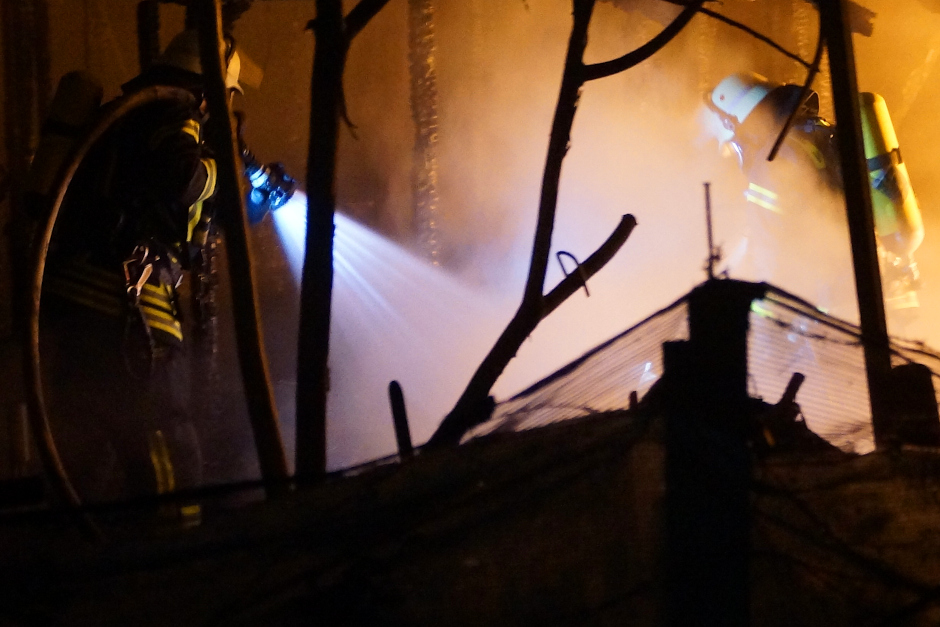 In Wiesbaden-Auringen ist in der Nacht zum Mittwoch eine Grillhütte vollständig abgebrannt. Die Feuerwehr konnte den Brand löschen, die Kriminalpolizei ermittelt nun zur Ursache.