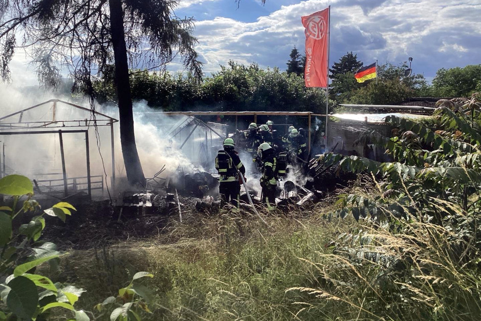 Dichte Rauchwolken über Mainz-Kostheim: Am Sonntagnachmittag stand eine Gartenhütte in Vollbrand. Dank des schnellen Eingreifens der Feuerwehr konnte ein Übergreifen der Flammen auf benachbarte Gebäude verhindert werden.