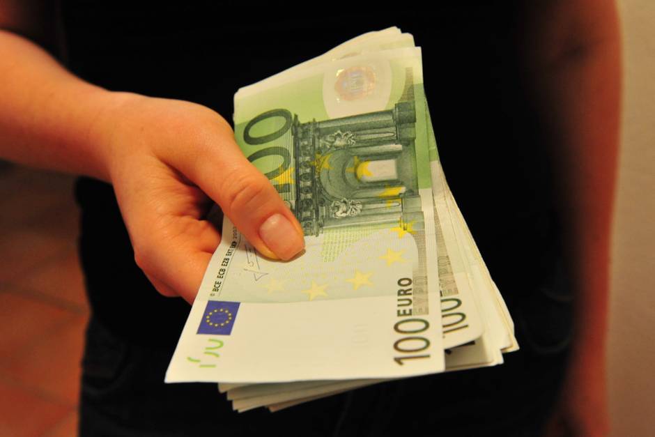 In einem Sportgeschäft in Wiesbaden-Wallau hat sich am Freitagmittag ein Mann mit einer klassischen Wechselfallen-Masche über 1.200 Euro Schlafsäcke hinweg 300 Euro bezahlt. Der Täter verließ den Laden – die Polizei ermittelt wegen Betrugs.