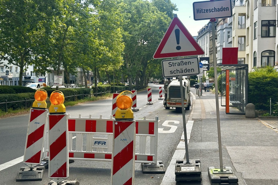 Aufgrund von Hitzeschäden an der Fahrbahndecke werden die Umweltspur sowie die Bushaltestelle Schiersteiner Straße in Fahrtrichtung Hauptbahnhof am Kaiser-Friedrich-Ring 39 bis 41 aus Sicherheitsgründen gesperrt. Das Tiefbau- und Vermessungsamt plant die Instandsetzung der Schäden und informiert rechtzeitig über den Beginn der Arbeiten sowie mögliche weitere Verkehrsbehinderungen.