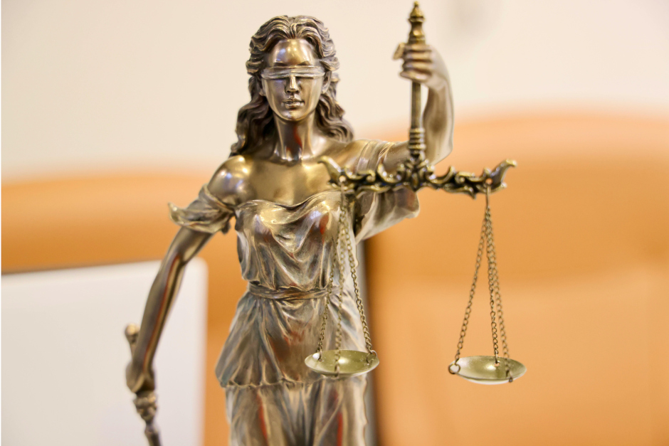 Nach der Festnahme eines mutmaßlichen Geldabholers im Dezember 2025 hat die Staatsanwaltschaft Wiesbaden nun Anklage gegen einen 22-Jährigen erhoben. Dem Mann werden gewerbs- und bandenmäßiger Betrug in mehreren Fällen sowie weitere schwere Delikte vorgeworfen.