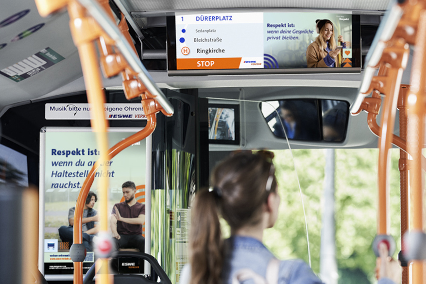 ESWE Verkehr geht mit einer neuen Respektkampagne wiederkehrendes Fehlverhalten im ÖPNV entgegen. Unter dem Motto „Unser Weg: Respekt" setzt die Verkehrsgesellschaft ein deutliches Signal für wertschätzendes Miteinander in Bussen und an Haltestellen. Ziel: Gegenseitige Rücksichtnahme fördern, Konflikte reduzieren, Sicherheit erhöhen. Erste Hinweise erscheinen online und in Fahrzeugen.