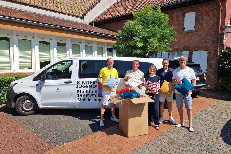 Der Lions Club Wiesbaden unterstützt die Jugendräume in den östlichen Vororten mit einer Kissenspende