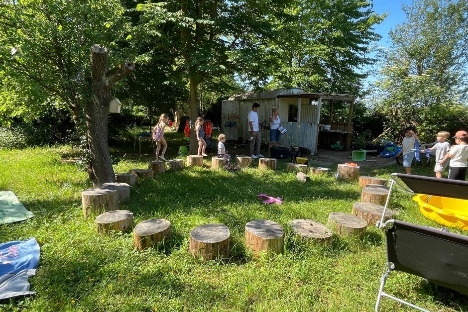 In Wiesbaden-Schierstein wandelt die Kita Christophorus ein Gartengrundstück kindgerecht in einen Zaubergarten um.