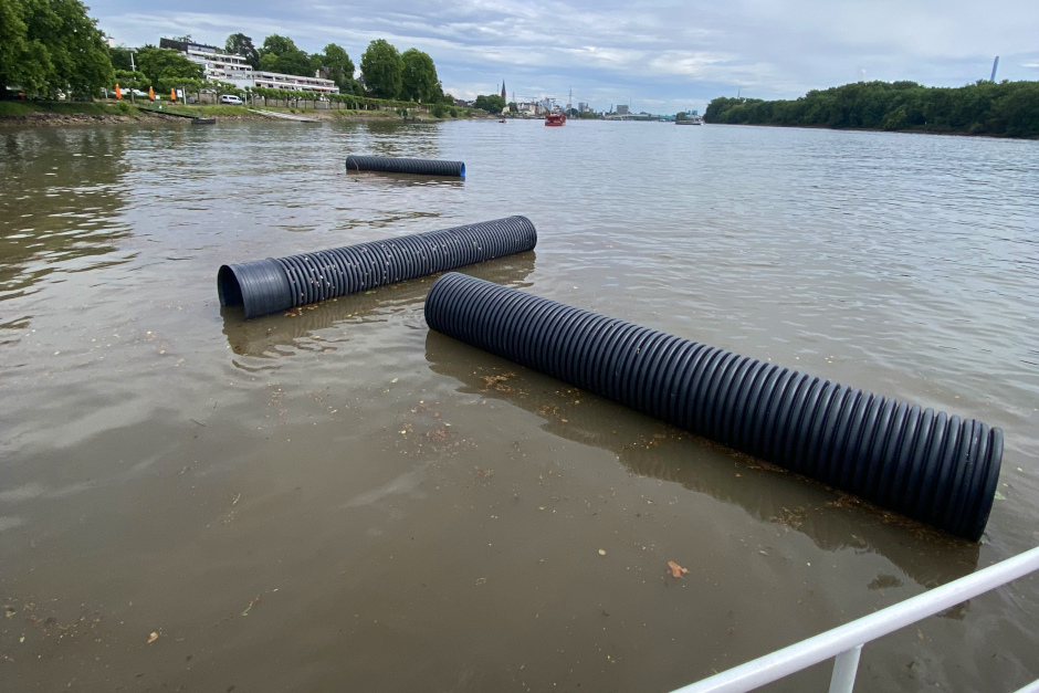 Nach starkem Regen sind am Dienstagmittag mehrere große Kunststoffrohre vom Salzbach in den Rhein getrieben worden. Feuerwehr, Wasserschutzpolizei und Wasserstraßen- und Schifffahrtsamt bargen die Rohre im Bereich Wiesbaden-Biebrich.