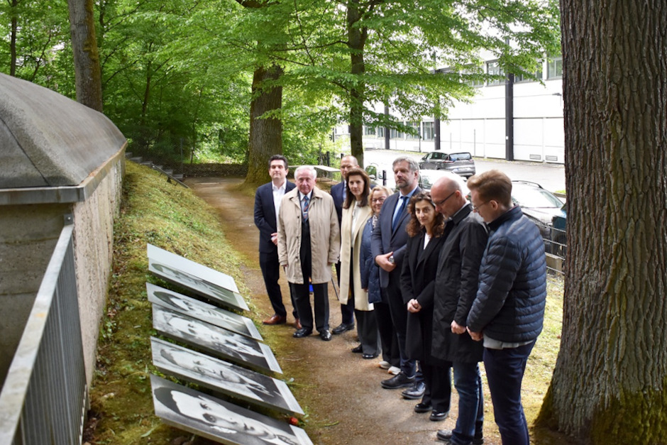 Nach dreijähriger Schließung wurde die KZ-Gedenkstätte „Unter den Eichen" in Wiesbaden am Dienstag, 12. Mai, mit einer Gedenkstunde wiedereröffnet. Dank Unterstützung aus Luxemburg hat nun auch das sechste Opfer des Bombenangriffs auf das Wiesbadener KZ-Außenlager am 18. Dezember 1944 ein Gesicht erhalten. Bisher fehlte die Abbildung des 26-jährigen Alphonse Weber. Das Foto wird nun in die Dauerausstellung eingearbeitet.