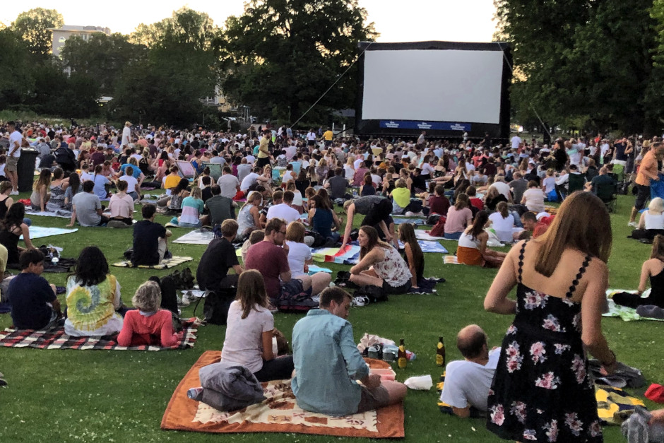 Das Open Air Filmfest Wiesbaden verwandelt die Reisinger Anlagen vom 18. Juni bis 11. Juli 2026 an zwölf Abenden wieder in ein besonderes Kinoerlebnis unter freiem Himmel. Zum 28. Mal lädt das ehrenamtlich organisierte Festival mit preisgekrönten Filmen, Kurzfilmvorprogramm und freiem Eintritt ein.