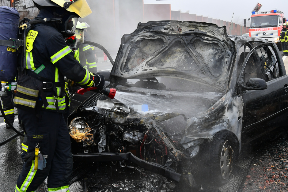 Im Wiesbadener Stadtteil Erbenheim kam es am Montag, 29. Juni 2026, in der Barbarossastraße zu einem Einbruch, einem Fahrzeugbrand und einem Pkw-Aufbruch. Die Polizei ermittelt und bittet um Hinweise aus der Bevölkerung.