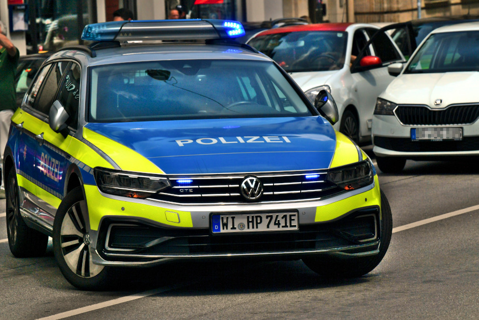 In Wiesbaden-Schierstein ist ein Verkehrsstreit am Freitagnachmittag eskaliert. Ein 57-jähriger Autofahrer soll eine Frau mit seinem Wagen erfasst und leicht verletzt haben – der Vorfall begann bereits auf der A643.