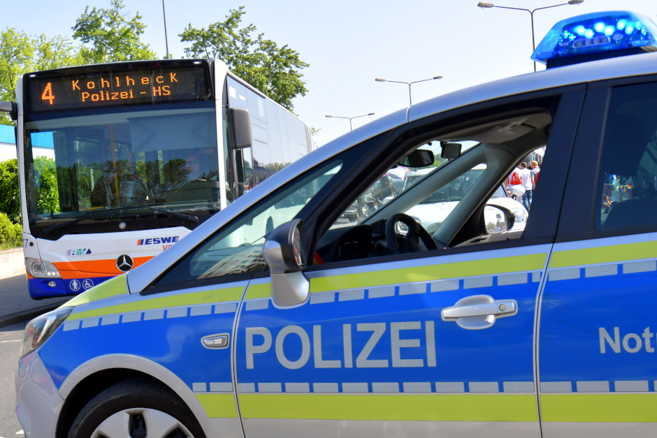 In einem Linienbus der Linie 4 ist in Wiesbaden-Dotzheim ein Jugendlicher von einem Unbekannten geschlagen worden. Die Polizei bittet um Hinweise zu dem Tatverdächtigen.