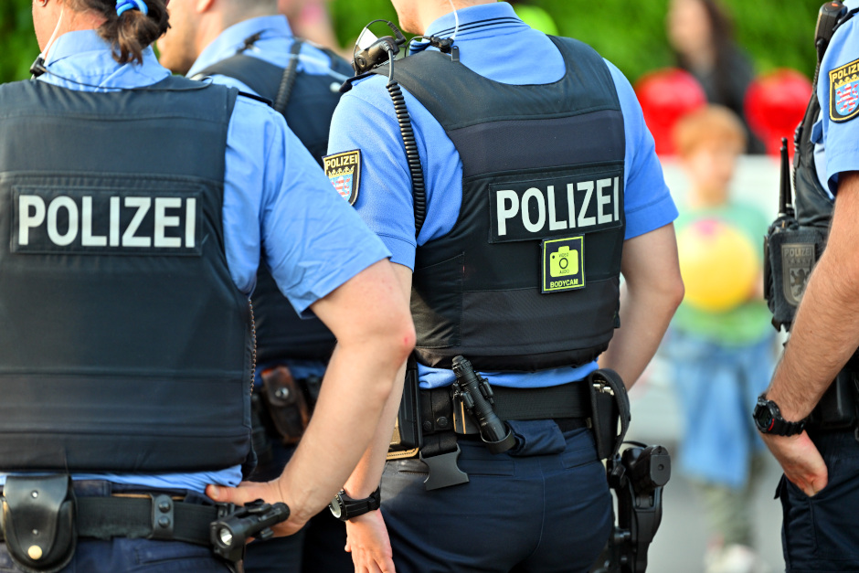 An diesem Wochenende führte die Landespolizei gemeinsam mit der Hessischen Bereitschaftspolizei und der Stadtpolizei erneut Kontrollmaßnahmen im Rahmen der Konzeption „Sicheres Wiesbaden" durch. Im Fokus standen die Reisinger Anlagen, Luisenplatz und Liliencarre. Zwei besondere Fälle wurden festgestellt.