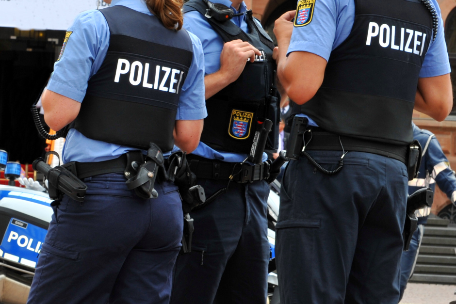 In Wiesbaden ist es in der Nacht zum Sonntag zu einem tätlichen Angriff auf einen Polizeibeamten gekommen. Ein 21-Jähriger zeigte sich hochaggressiv und kündigte bereits vor der Festnahme Gewalt gegen die Einsatzkräfte an