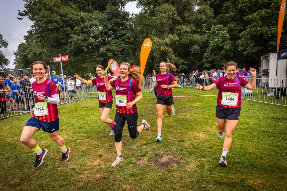 Ein Event, das Mitarbeitende bewegt, Teamgeist stärkt und nachhaltig verbindet: Die RUN5 TEAMSTAFFEL Wiesbaden feiert am 12. August 2026 Premiere und bringt Unternehmen, Vereine und Teams auf dem Bowling Green vor dem Kurhaus zusammen.