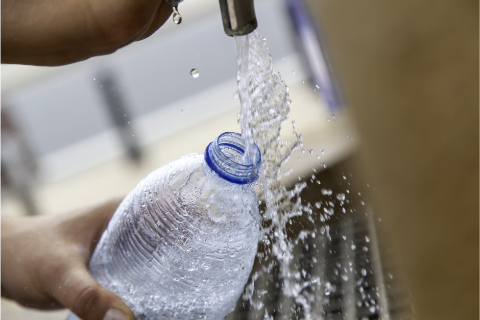 In Wiesbaden können Bürgerinnen und Bürger an rund 60 Refill-Stationen kostenlos Leitungswasser bekommen. Das Angebot hilft an heißen Tagen beim Hitzeschutz und reduziert zugleich Verpackungsmüll.