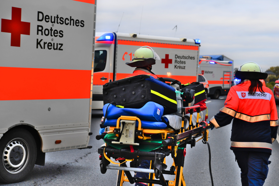 Im Schiersteiner Hafen ist es am Abend des 16. Juni zu einem Unfall auf einem Grillboot gekommen. Eine Gasverpuffung am integrierten Grill verursachte brandbedingte Verletzungen bei drei Personen – darunter eine Minderjährige.