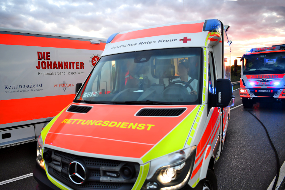 Seit zehn Tagen hält eine extreme Hitzewelle Wiesbaden im Griff. Feuerwehr, Rettungsdienst und Katastrophenschutz haben ihre Einsatzbereitschaft angepasst und bereiten sich auf ein erhöhtes Notrufaufkommen vor. Die Stadt appelliert an die Bevölkerung, Warnhinweise ernst zu nehmen und besonders gefährdete Menschen im Blick zu behalten.
