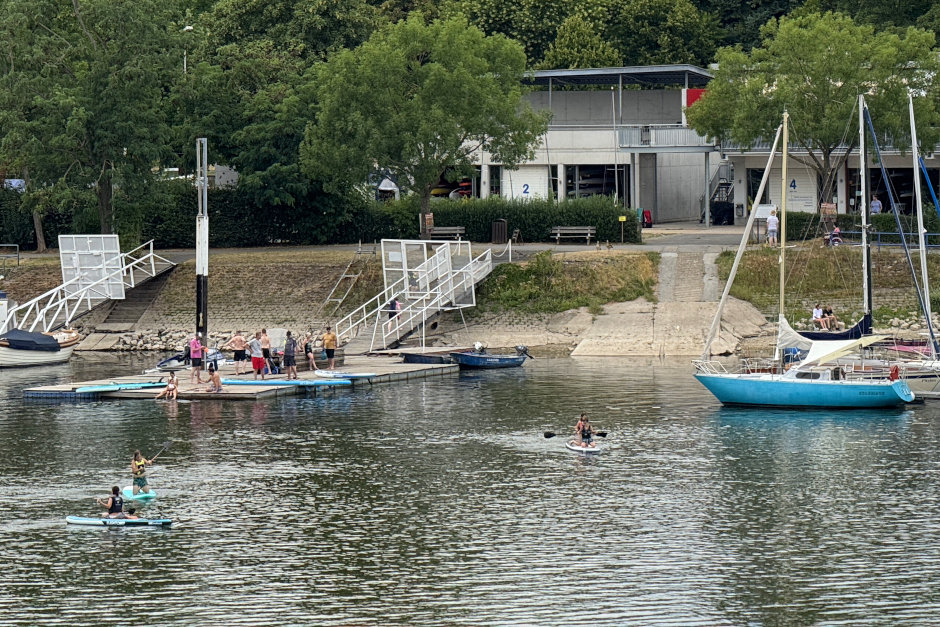 Bei sommerlicher Hitze zieht es viele Menschen an Flüsse, Seen und Ufer in Hessen. Die Wasserschutzpolizei Wiesbaden warnt jedoch eindringlich vor den Risiken beim Baden in Bundeswasserstraßen, dem Sprung von Brücken und der zweckwidrigen Nutzung von Steganlagen.