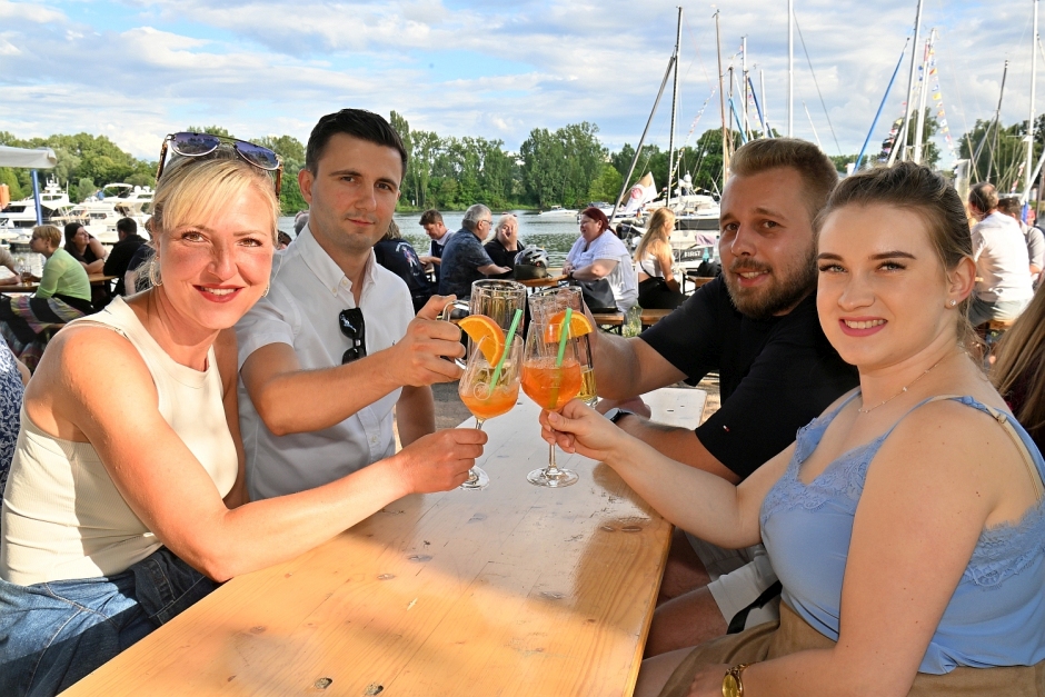 Maritimes Highlight des Jahres: Das 78. Schiersteiner Hafenfest lockt mit Wildwasserbahn, illuminiertem Bootskorso und Riesen-Feuerwerk