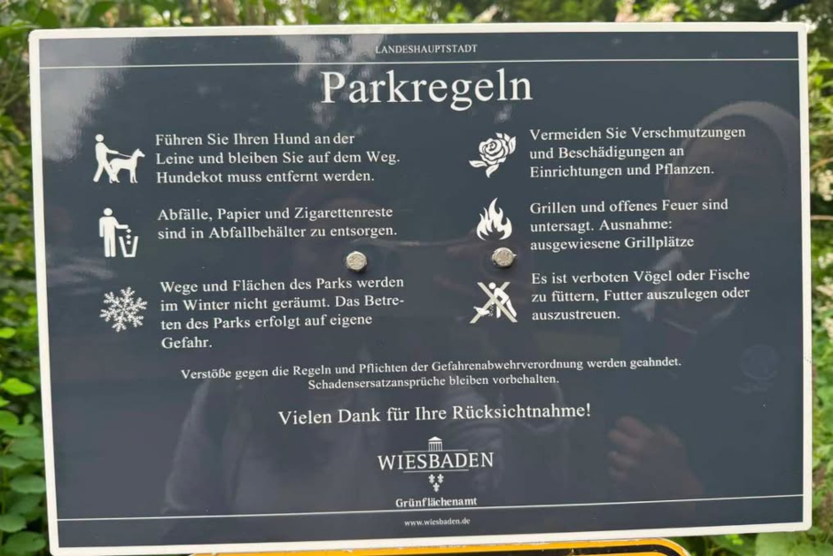 Im Nerotal und im Neropark sorgen neue Schilder für Diskussionen unter Hundebesitzern. Die Stadt Wiesbaden stellt klar: An den Regeln hat sich nichts geändert, Hunde müssen in öffentlichen Grünanlagen weiterhin an die Leine. Lediglich die Beschilderung an den Zugängen wurde ergänzt.