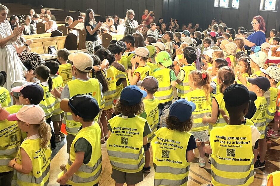 200 Kita-Kinder bringen die Lutherkirche in Wiesbaden zum Klingen