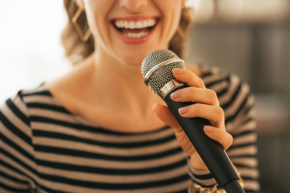 Ein Abend voller großer Stimmen, tiefer Emotionen und musikalischer Abschiede steht der Wiesbadener Kulturszene bevor: Am Mittwoch, 17. Juni 2026, lädt die renommierte Gesangsklasse von Betsy Horne zu einem außergewöhnlichen Konzert ins Kulturforum an der Friedrichstraße ein. Unter dem symbolträchtigen Titel „Another Suitcase, Another Hall“ präsentieren die jungen Talente der Wiesbadener Musikakademie die absoluten Höhepunkte ihrer Abschlussprüfungen. Musikliebhaber können sich auf eine stilistische Reise von feinsinnigen Liedern bis hin zu großen Opernarien freuen – und das bei komplett freiem Eintritt.