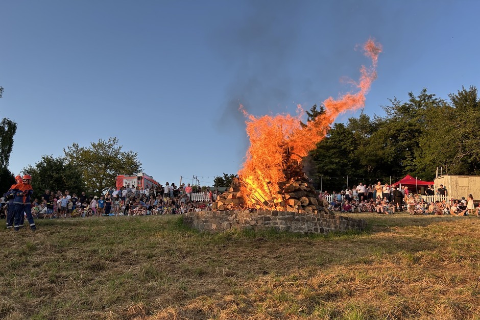 Das Traditionelles Sonnenwendfeuer in Wiesbaden-Sonnenberg findet am 20. Juni statt