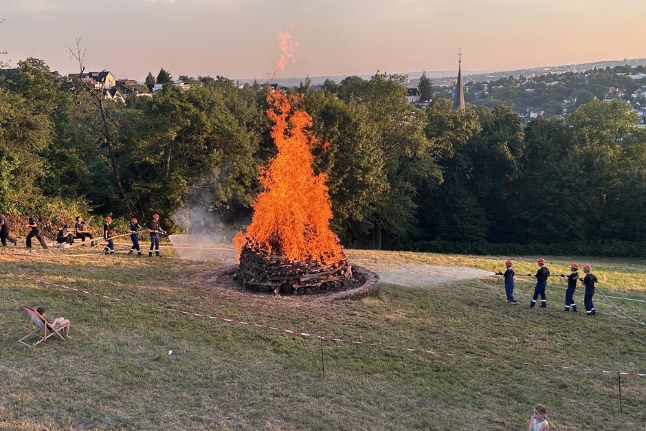 Die Feuerwehr Wiesbaden-Sonnenberg heizte mit einem Sonnenwendfeuer den Besuchern ein