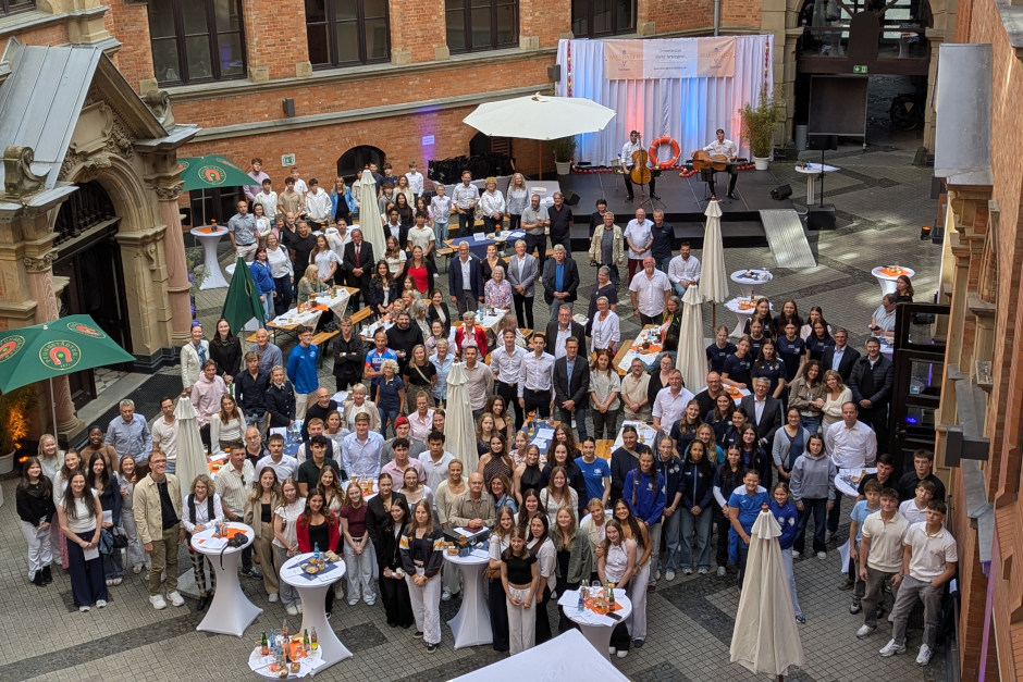Im Rathaus-Innenhof hat Wiesbaden am Dienstagabend, 9. Juni, die Sportlerehrung 2026 gefeiert. Insgesamt 186 Bürgerinnen und Bürger wurden für sportliche Erfolge und besonderes ehrenamtliches Engagement ausgezeichnet. Im Mittelpunkt standen neben aktiven Sportlerinnen und Sportlern auch drei Persönlichkeiten, die sich seit vielen Jahren in ihren Vereinen und im Wiesbadener Sport verdient machen.