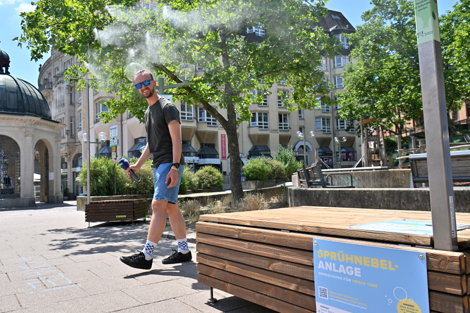Mit zwei mobilen Sprühnebelanlagen sorgt Wiesbaden in der Innenstadt bis Anfang September für spürbare Abkühlung. Die erste Anlage am Kochbrunnenplatz ist bereits in Betrieb, die zweite auf dem Dern’schen Gelände folgt in den kommenden Tagen. Das Projekt ist Teil des städtischen Hitzeaktionsplans.