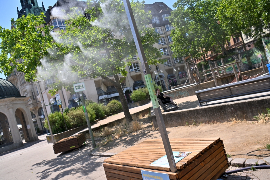Eine der beiden neuen Sprühnebelanlagen in der Wiesbadener Innenstadt ist am Freitagvormittag auf dem Dern’schen Gelände schwer beschädigt worden. Ein rückwärts fahrender Lastwagen prallte gegen die Anlage. Während die Station am Kochbrunnenplatz weiter funktioniert, bleibt der Betrieb auf dem Dern’schen Gelände vorerst aus.
