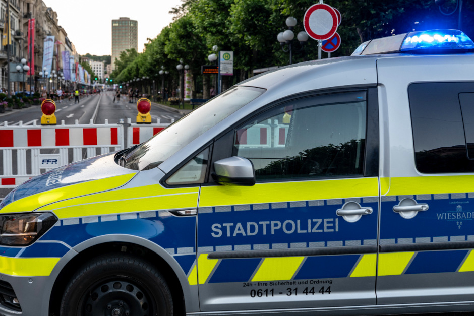 Der 5. Ikano Bank City Marathon sorgt am Samstag, 20. Juni, für erhebliche Verkehrsbehinderungen in Wiesbaden. Die Laufstrecke beginnt am Kranzplatz – ab 14 Uhr sind erste Straßensperrungen, ab 18:15 Uhr die komplette Strecke gesperrt.