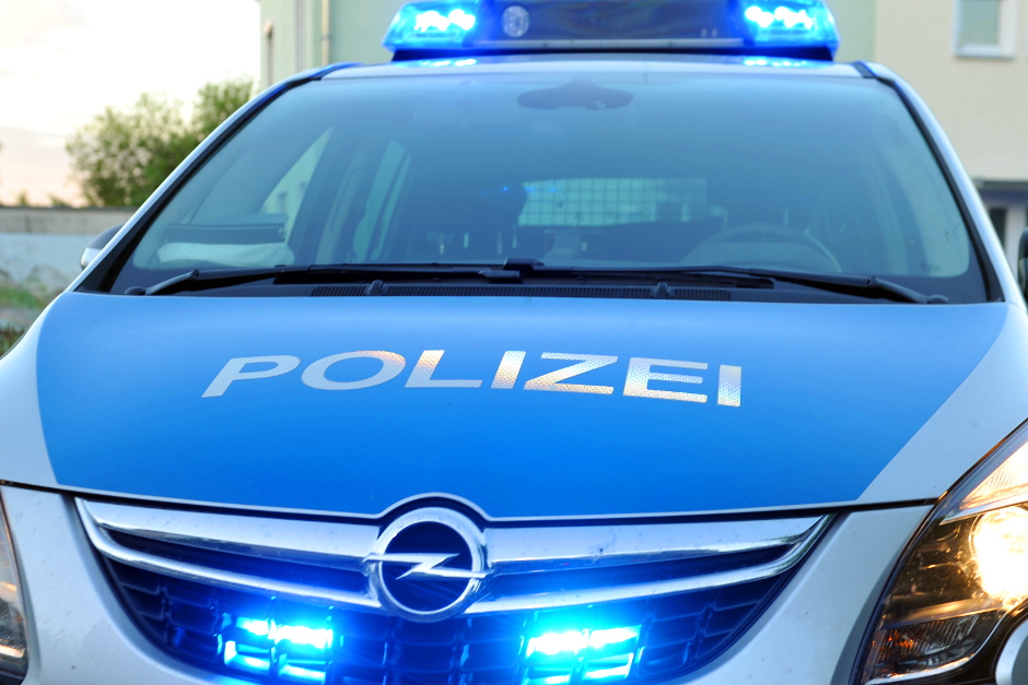 Am Samstag, 06.06.2026, soll es gegen 15:10 Uhr auf einem Kinderfest am Kranzplatz in Wiesbaden zu einer Belästigung durch einen unbekannten Mann gekommen sein. Nach Angaben der Polizei soll der Mann vor mehreren Kindern obszöne Bewegungen gemacht und sich anschließend in Richtung Taunusstraße entfernt haben.