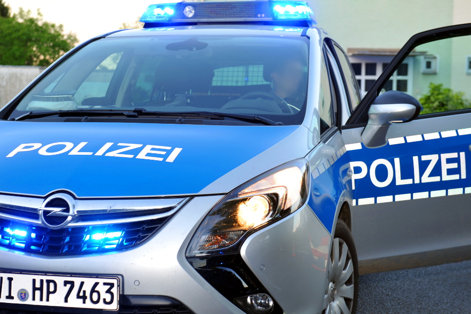 In Wiesbaden-Nordenstadt hat ein Unbekannter am Donnerstagmorgen eine Frau am Arm festgehalten. Die Polizei bittet nun um Hinweise zu dem Mann.