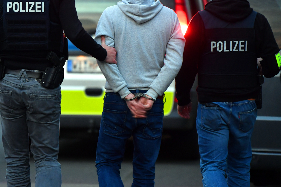 In der Wiesbadener Innenstadt ist es in der Nacht zum Samstag zu einer gefährlichen Körperverletzung gekommen. Ein 29-Jähriger griff einen Mann an und bedrohte ihn mit einem Messer – die Polizei konnte den Tatverdächtigen noch vor Ort festnehmen.