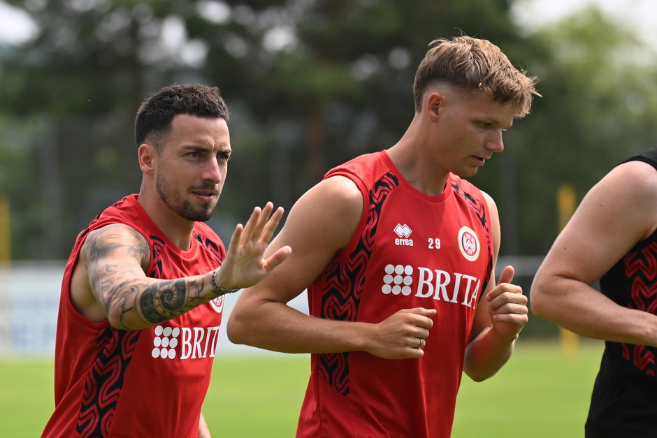 SV Wehen Wiesbaden - Trainingsauftakt Saison 2026/27 v.l. Sinan Karweina (SV Wehen Wiesbaden), Philipp Hercher (SV Wehen Wiesbaden)