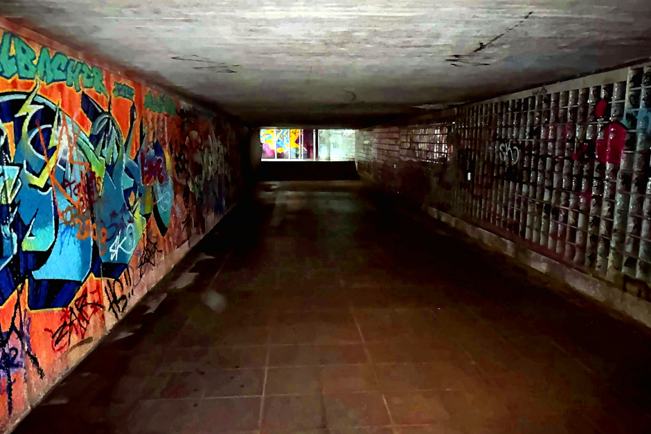 Das Fernwärme-Projekt von ESWE Versorgung rückt in der Schwalbacher Straße in Wiesbaden mit der neuen „Bauphase 9" in eine verlassene Unterführung vor. Ab Montag, 22. Juni, werden Stahl-Schutzrohre quer in das Bauwerk eingebracht – die Unterführung wird danach komplett verfüllt.