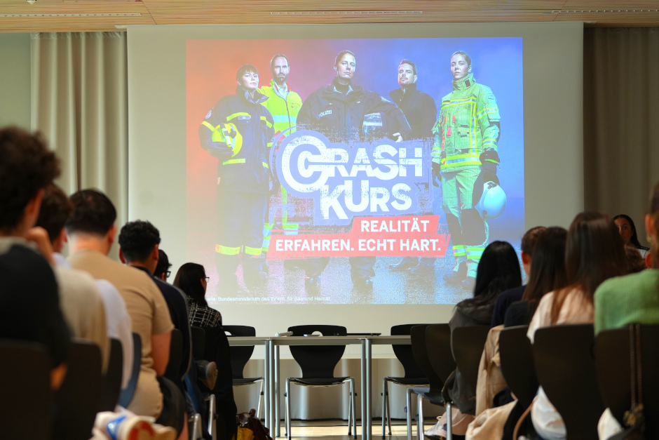 Am Gymnasium Mosbacher Berg in Wiesbaden fand das landesweite Verkehrspräventionsprogramm „CrashKurs" der hessischen Polizei statt. Oberstufen-Schülerinnen und Schüler erhielten authentische Einblicke in die Folgen schwerer Verkehrsunfälle – mit Vorträgen, Reaktionstests und Aufprallsimulator.