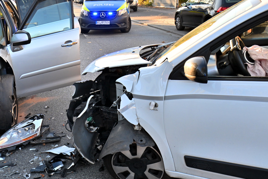 Ein gestohlener VW Golf, vier Jugendliche auf der Flucht und ein hoher Sachschaden: In Wiesbaden-Dotzheim kam es am Dienstagnachmittag zu einer gefährlichen Serie von Ereignissen, die in einer Kleingartenanlage endeten. Ein Gartenbesitzer wurde verletzt, der Schaden geht in die Zehntausende. Die Polizei sucht Zeugen.