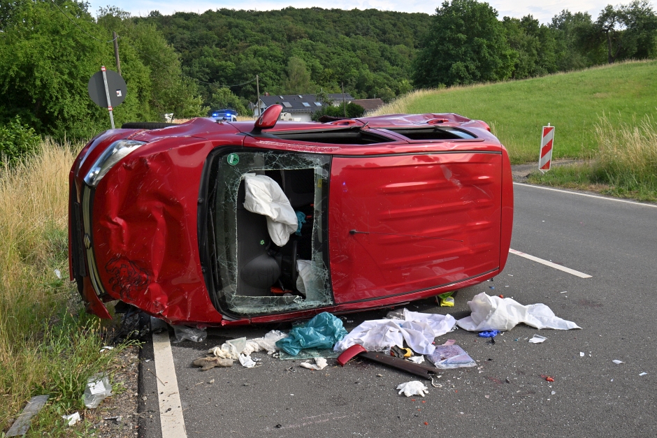Ein folgenschwerer Verkehrsunfall im Wiesbadener Nordosten hat am Dienstagnachmittag zu einem dramatischen Großeinsatz zahlreicher Rettungskräfte geführt. Um 16:07 Uhr wurde die Feuerwehr Wiesbaden zu einem schweren Crash auf die K659 (Auringer Straße) alarmiert. Im Kreuzungsbereich zwischen Wiesbaden-Kloppenheim/Heßloch und Auringen, genau auf Höhe der Auringer Mühle, kollidierten zwei Autos und ein Motorroller heftig miteinander. Die Unfallstelle bot den Rettern ein chaotisches Bild: Ein Wagen drohte in einen tiefen Graben abzurutschen, ein zweiter blieb auf der Seite liegen. Drei Personen wurden teils schwer verletzt.