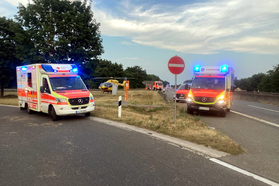 Pkw überschlägt sich auf A671 bei Wiesbaden-Kastel und stürzt Böschung hinab. Rettungshubschrauber im Einsatz.