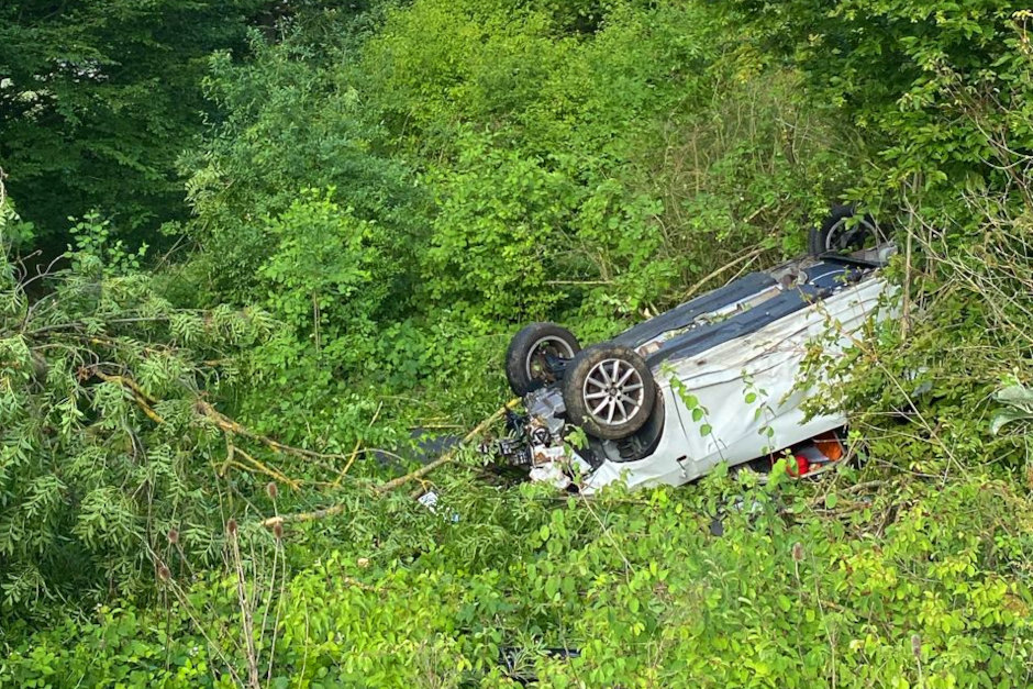 Am frühen Sonntagmorgen kommt es auf der A66 bei Hofheim-Hattersheim zu einem spektakulären Alleinunfall: Ein 26-jähriger Fahrer verliert unter Alkoholeinfluss die Kontrolle über sein Fahrzeug. Der Wagen hebt mehrfach ab, prallt gegen Bäume und bleibt völlig zerstört auf dem Dach liegen.