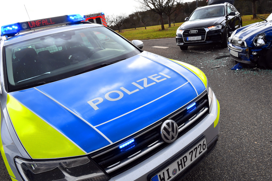 Die polizeilichen Daten für das vergangene Jahr liegen auf dem Tisch – und sie zeigen für die hessische Landeshauptstadt einen besorgniserregenden Trend. Die Polizeidirektion Wiesbaden hat die amtliche Verkehrsunfallstatistik für das Jahr 2025 vorgelegt. Während die Zahl der tödlichen Unfälle erfreulicherweise leicht zurückging, verzeichneten die Beamten einen spürbaren Anstieg bei den Gesamtunfällen und insbesondere bei den Kollisionen mit Personenschaden. Vor allem eine Gruppe gerät zunehmend ins Visier der Verkehrsüberwachung: Der Boom auf zwei Rädern spiegelt sich in drastisch nach oben geschnellten Unfallzahlen bei Rad-, Pedelec- und Motorradfahrern wider.
