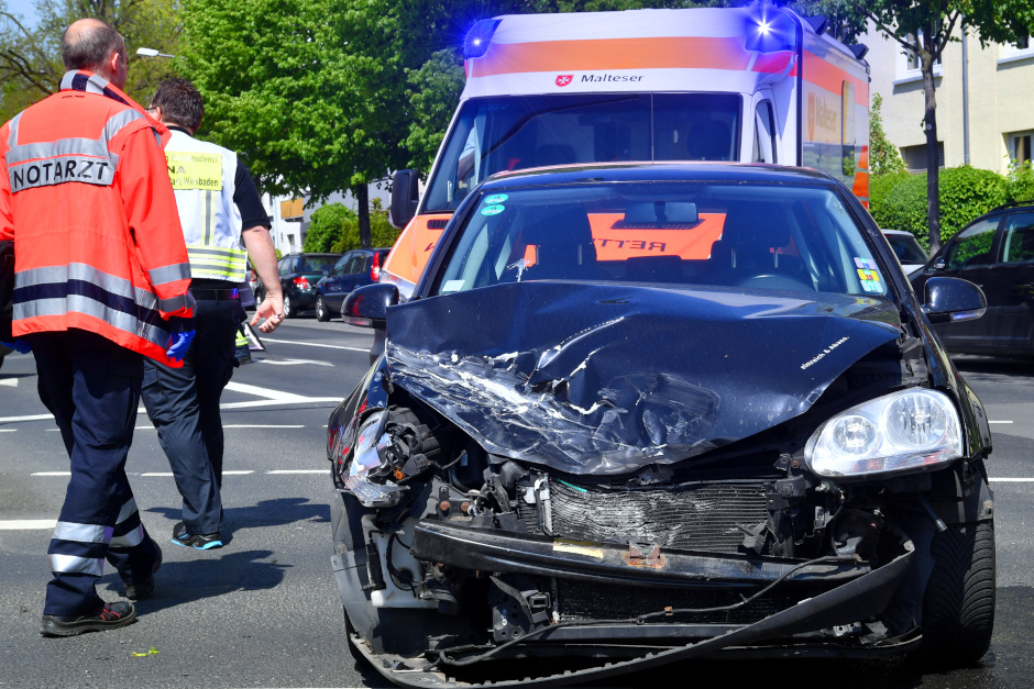 Heftige Kettenreaktion in Wiesbaden-Biebrich: Vorfahrt missachtet – Opel rammt Radfahrerin auf der Gegenspur