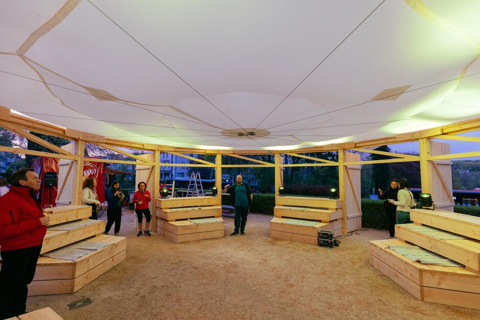 Vom 24. Juni 2026 bis zum 12. Juli 2026 macht der WDC-Pavillon am Kochbrunnenplatz in Wiesbaden Station.