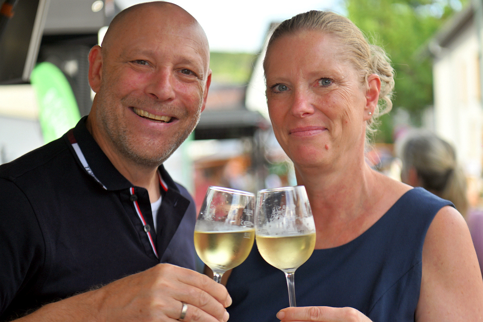 Das Breckenheimer Weinfest feiert Jubiläum: Am 19. und 20. Juni verwandelt sich der Dorfplatz wieder in einen Treffpunkt für Weinliebhaber, Musikfans und Genießer. Besucher erwartet eine besondere Mischung aus regionalen Weinen, Livemusik und geselligem Miteinander – bei freiem Eintritt.