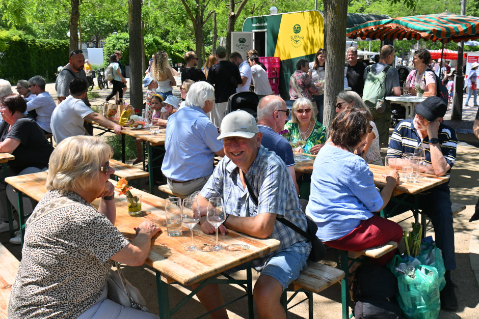 Aufgrund der angekündigten extremen Temperaturen entfällt am Samstag, 27. Juni, das Marktfrühstück mit Weinstand auf dem Wiesbadener Wochenmarkt. Auch das geplante Musikprogramm wird nicht stattfinden. Der Wochenmarkt selbst läuft regulär weiter.